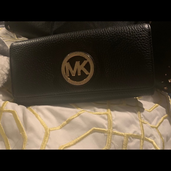 Michael Kors  large tote matching wallet&shoes - Picture 4 of 11